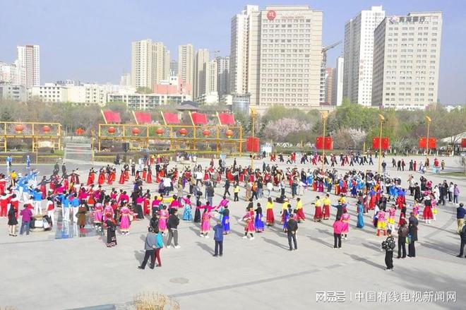 YY易游體育：高原丁香飄香夏都鍋莊歡騰——西寧中心廣場(chǎng)千人健身鍋莊舞快閃活動(dòng)活力上演(圖3)