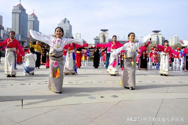YY易游體育：高原丁香飄香夏都鍋莊歡騰——西寧中心廣場千人健身鍋莊舞快閃活動活力上演