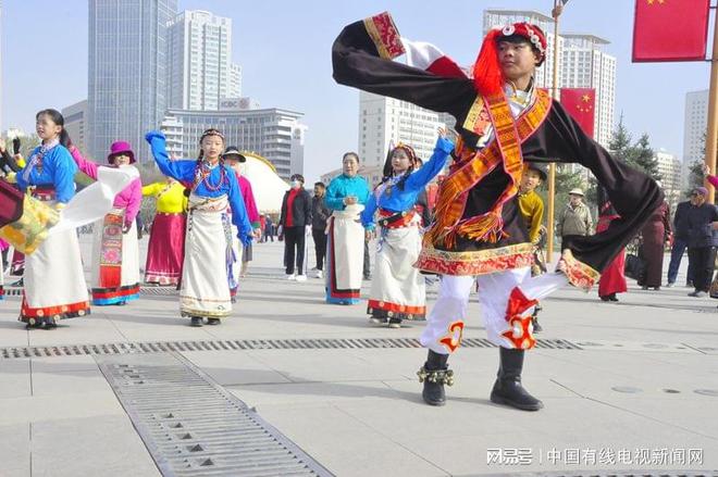 YY易游體育：高原丁香飄香夏都鍋莊歡騰——西寧中心廣場(chǎng)千人健身鍋莊舞快閃活動(dòng)活力上演(圖2)