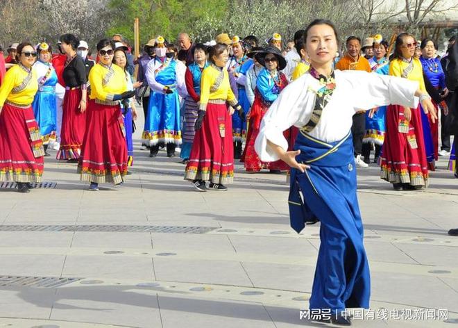 YY易游體育：高原丁香飄香夏都鍋莊歡騰——西寧中心廣場(chǎng)千人健身鍋莊舞快閃活動(dòng)活力上演(圖4)