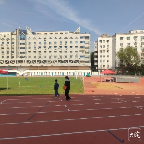 YY易游體育：合肥市全民健身中心試運營首日：田徑場上開運動會羽毛球館被訂空(圖4)
