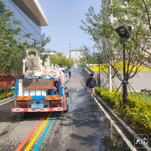 YY易游體育：合肥市全民健身中心試運營首日：田徑場上開運動會羽毛球館被訂空(圖2)