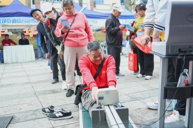 YY易游體育：全民健身志愿服務(wù)科學(xué)健身指導(dǎo)服務(wù)走基層系列活動(dòng)（芒市站）舉行(圖4)